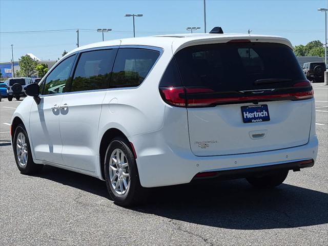 2027 Chrysler Pacifica Select