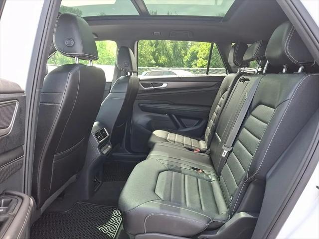 2025 Volkswagen Atlas Cross Sport 2.0T SEL R-Line Black