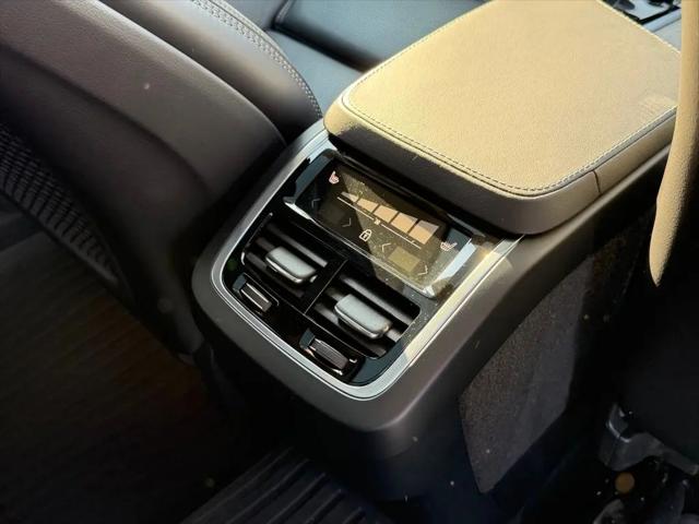 2024 Volvo XC90 B6 Ultimate Bright Theme 7-Seater
