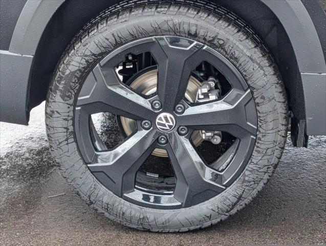 2026 Volkswagen Taos SE Black