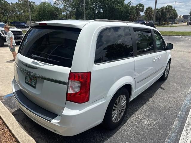 2014 Chrysler Town & Country Touring-L