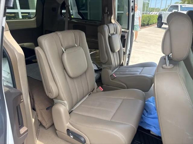 2014 Chrysler Town & Country Touring-L