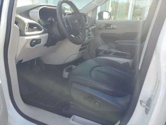 2024 Chrysler Pacifica Hybrid Select