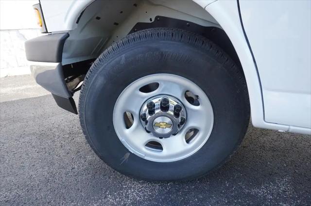 2026 Chevrolet Express Passenger 3500 Extended Wheelbase, LT, RWD