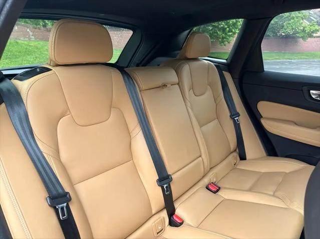 2024 Volvo XC60 B5 Ultimate Dark Theme