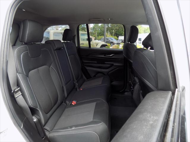 2023 Jeep Grand Cherokee Laredo 4x4