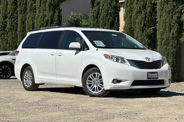2014 Toyota Sienna XLE V6 8 Passenger