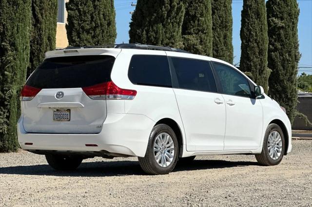 2014 Toyota Sienna XLE V6 8 Passenger