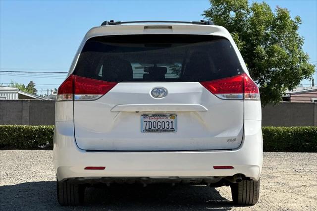 2014 Toyota Sienna XLE V6 8 Passenger