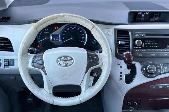 2014 Toyota Sienna XLE V6 8 Passenger
