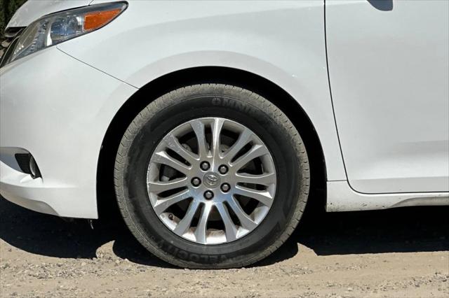 2014 Toyota Sienna XLE V6 8 Passenger