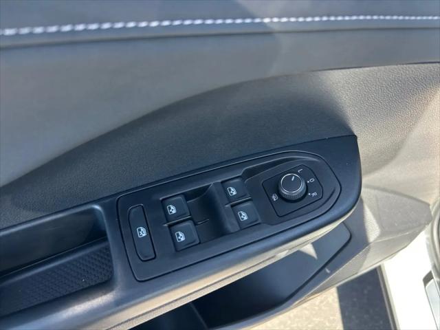 2026 Volkswagen Taos SE Black