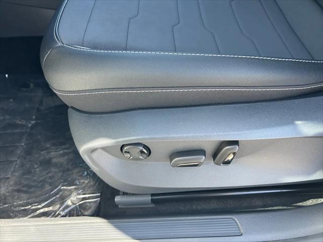 2026 Volkswagen Taos SE Black