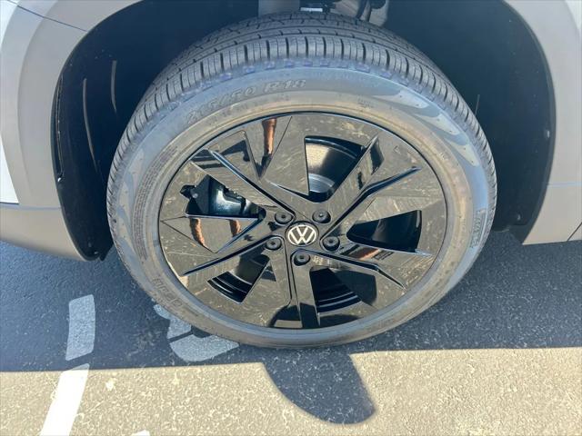 2026 Volkswagen Taos SE Black