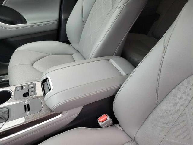 2025 Toyota Highlander Hybrid Platinum