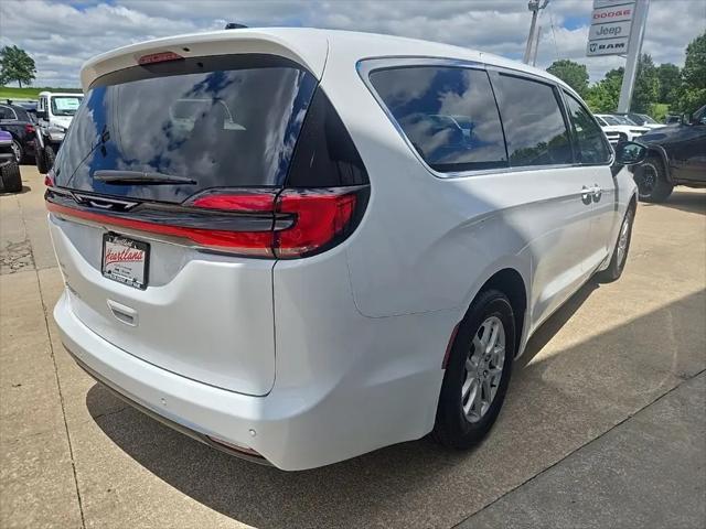 2027 Chrysler Pacifica Select