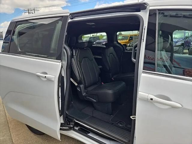 2027 Chrysler Pacifica Select