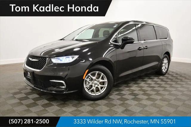 2025 Chrysler Pacifica Select for sale in Rochester, MN