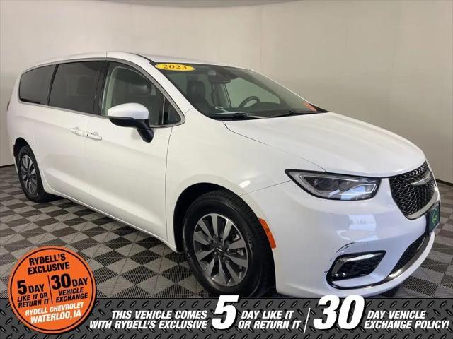 2023 Chrysler Pacifica Hybrid Touring L for sale in Waterloo, IA