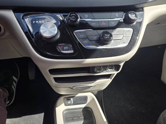 2023 Chrysler Voyager LX