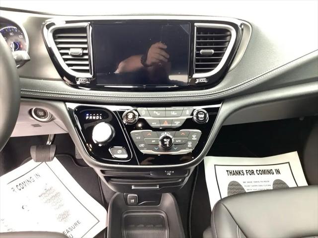 2027 Chrysler Pacifica Select AWD