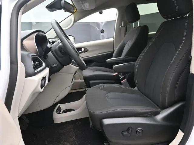 2024 Chrysler Voyager LX