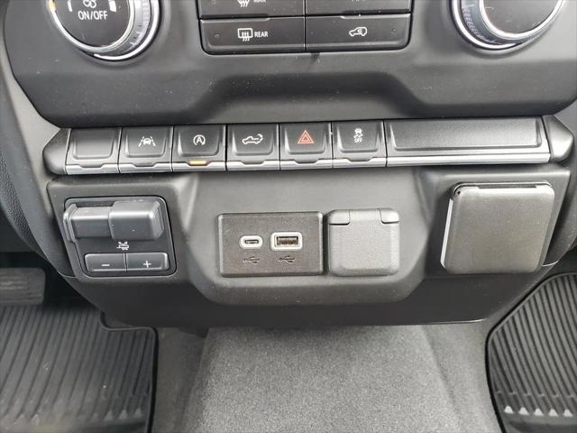 2023 Chevrolet Silverado 1500 4WD Double Cab Standard Bed Custom