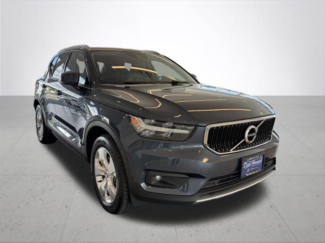 2022 Volvo XC40 T5 Momentum