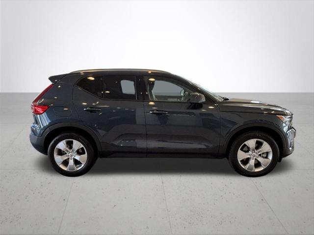 2022 Volvo XC40 T5 Momentum