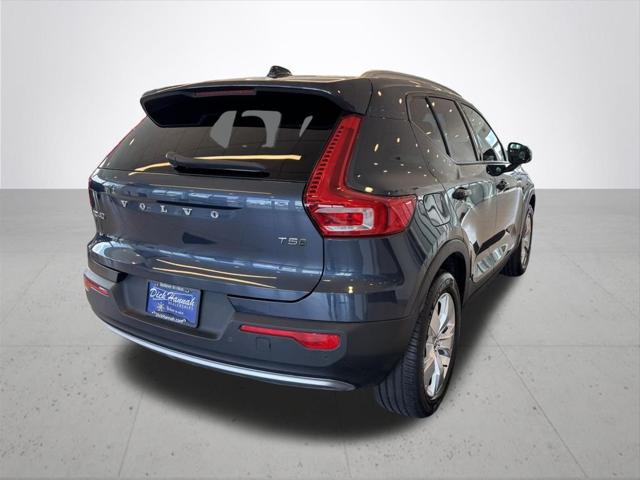 2022 Volvo XC40 T5 Momentum