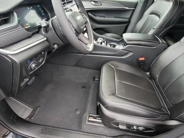 2025 Jeep Grand Cherokee Anniversary Edition