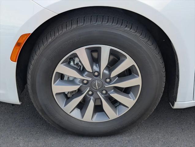 2024 Chrysler Pacifica Hybrid Select