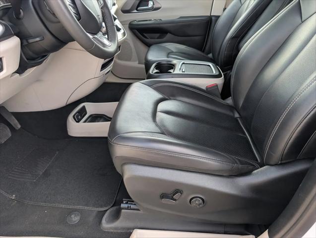 2024 Chrysler Pacifica Hybrid Select