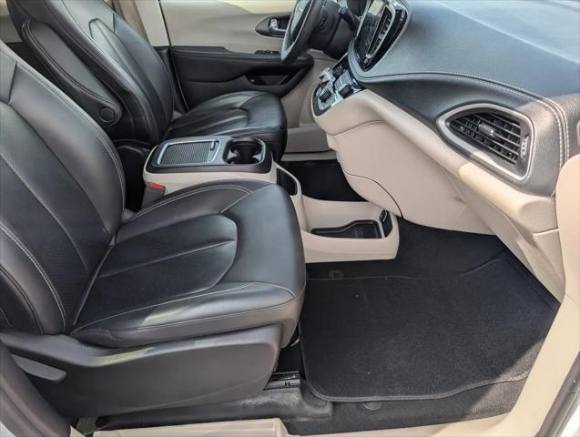 2024 Chrysler Pacifica Hybrid Select