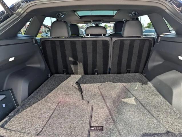 2026 Volkswagen Atlas Cross Sport SEL R-Line Black