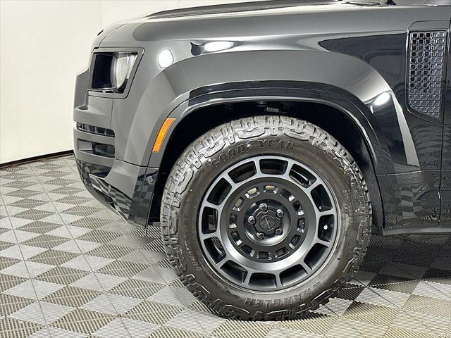 2026 Land Rover Defender P635 OCTA Black