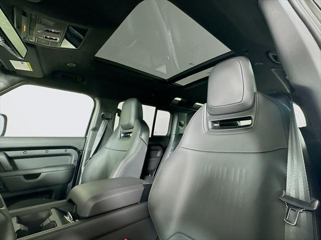 2026 Land Rover Defender P635 OCTA Black