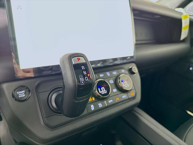 2026 Land Rover Defender P635 OCTA Black