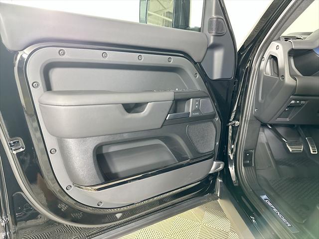 2026 Land Rover Defender P635 OCTA Black
