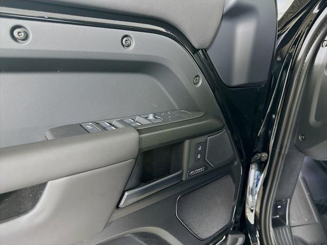 2026 Land Rover Defender P635 OCTA Black
