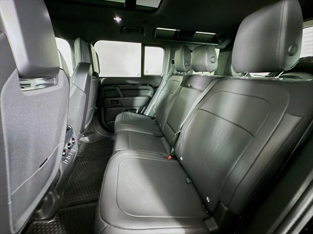 2026 Land Rover Defender P635 OCTA Black