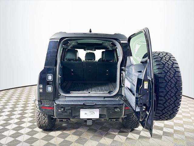 2026 Land Rover Defender P635 OCTA Black