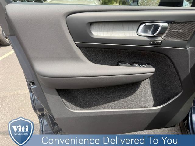 2026 Volvo XC40 Plus, B5 AWD Gas (mild hybrid), Dark
