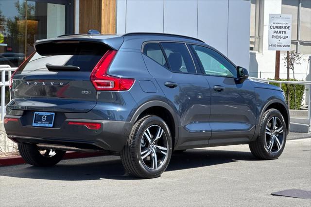 2026 Volvo XC40 Core, B5 AWD Gas (mild hybrid), Dark