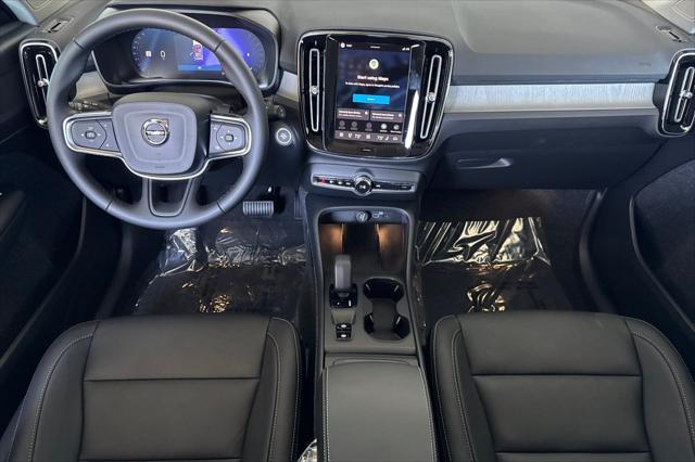 2026 Volvo XC40 Core, B5 AWD Gas (mild hybrid), Dark