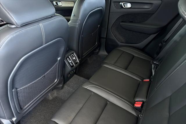2026 Volvo XC40 Core, B5 AWD Gas (mild hybrid), Dark