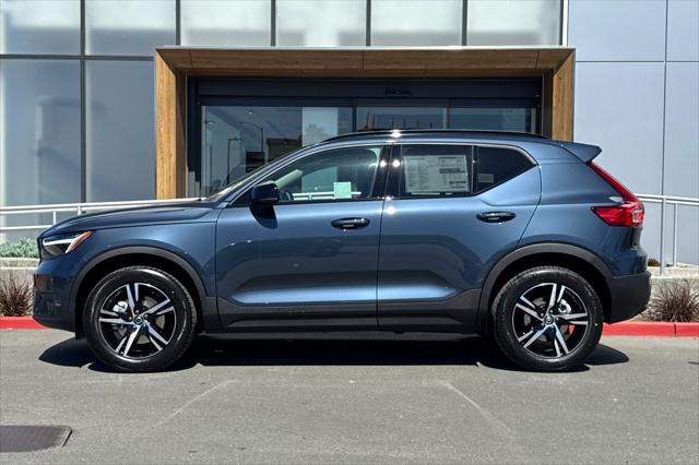 2026 Volvo XC40 Core, B5 AWD Gas (mild hybrid), Dark
