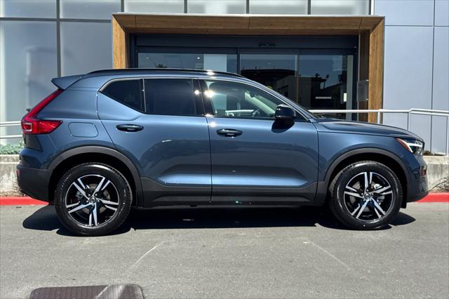 2026 Volvo XC40 Core, B5 AWD Gas (mild hybrid), Dark