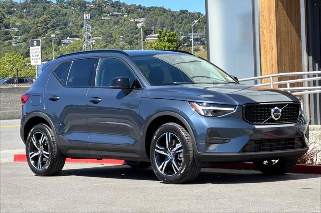 2026 Volvo XC40 Core, B5 AWD Gas (mild hybrid), Dark