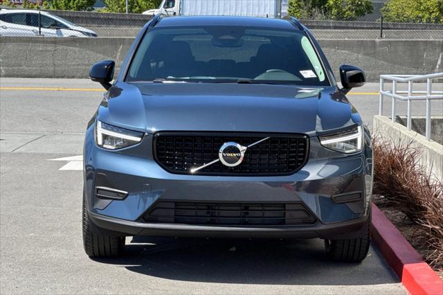2026 Volvo XC40 Core, B5 AWD Gas (mild hybrid), Dark